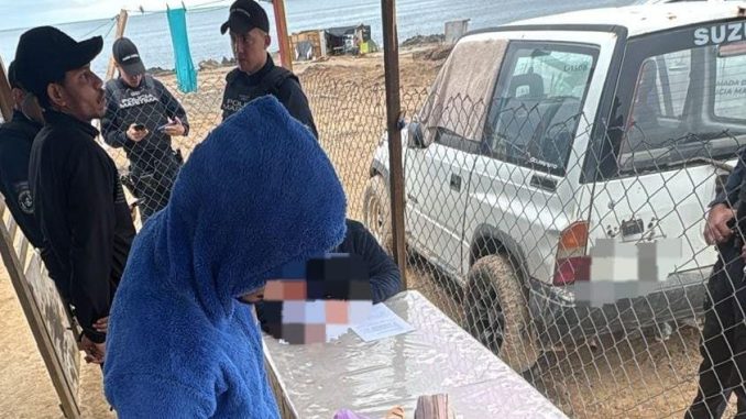 Agentes de la PDI y la Armada de Chile realizando controles migratorios en el borde costero de la región de Antofagasta.