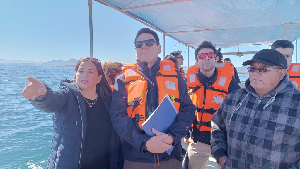 LANZAN PROGRAMA DE REACTIVACIÓN ECONÓMICA PARA PESCADORES ARTESANALES AFECTADOS POR TEMPORALES Pescadores artesanales en caleta Tongoy revisando sus embarcaciones dañadas por los temporales.