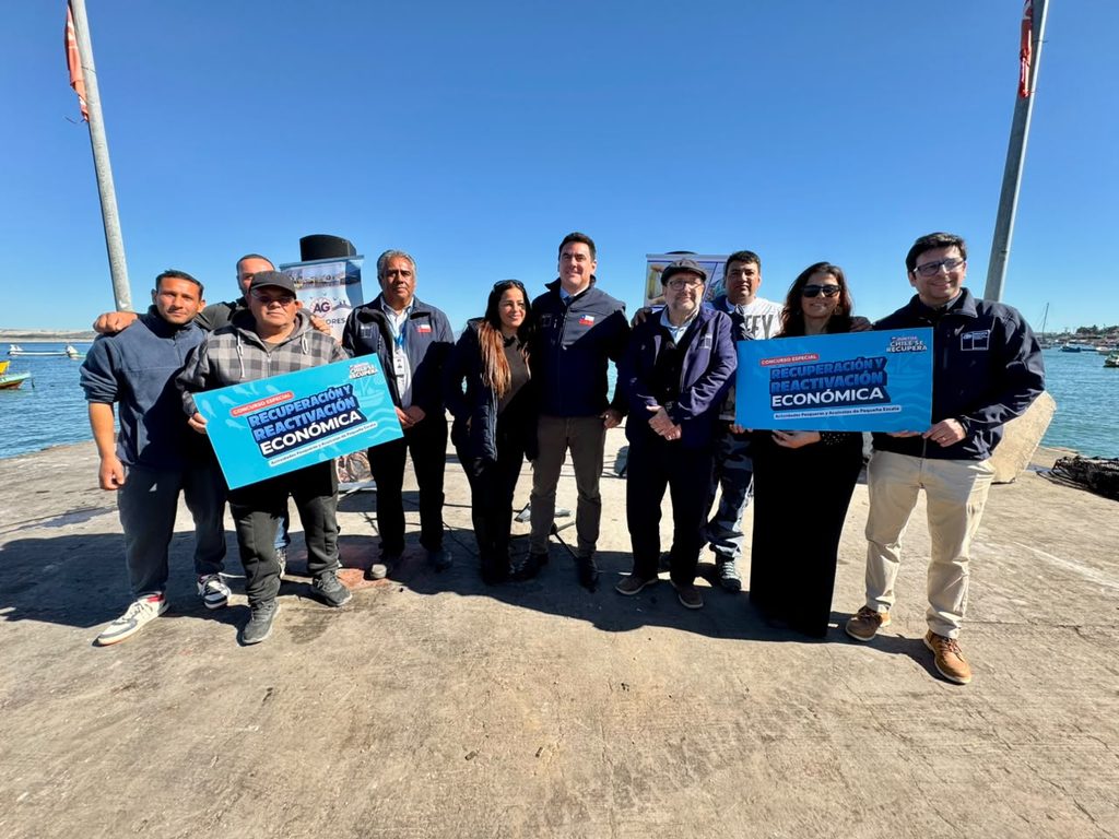 LANZAN PROGRAMA DE REACTIVACIÓN ECONÓMICA PARA PESCADORES ARTESANALES AFECTADOS POR TEMPORALES Pescadores artesanales en caleta Tongoy revisando sus embarcaciones dañadas por los temporales.