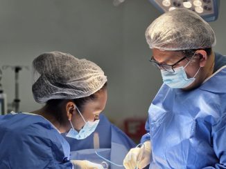 Personal médico y beneficiarios celebrando el éxito del Programa de Salud Baquedano 2026