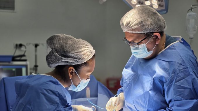 Personal médico y beneficiarios celebrando el éxito del Programa de Salud Baquedano 2026