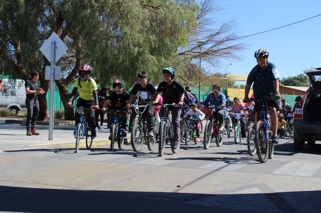 MÁS DE 100 PERSONAS PARTICIPAN EN LA PRIMERA CICLETADA FAMILIAR DE CALAMA PARA PROMOVER LA VIDA SALUDABLE Estudiantes y familias participando en una cicletada recreativa en el Parque Urbano Oasis de Calama