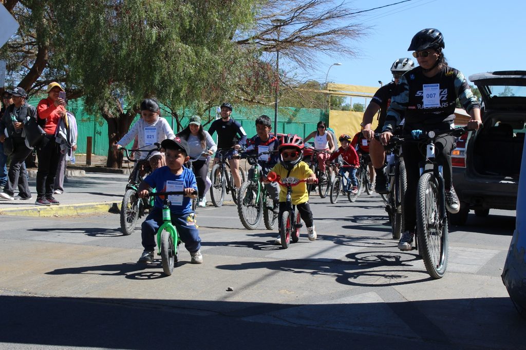 MÁS DE 100 PERSONAS PARTICIPAN EN LA PRIMERA CICLETADA FAMILIAR DE CALAMA PARA PROMOVER LA VIDA SALUDABLE Estudiantes y familias participando en una cicletada recreativa en el Parque Urbano Oasis de Calama