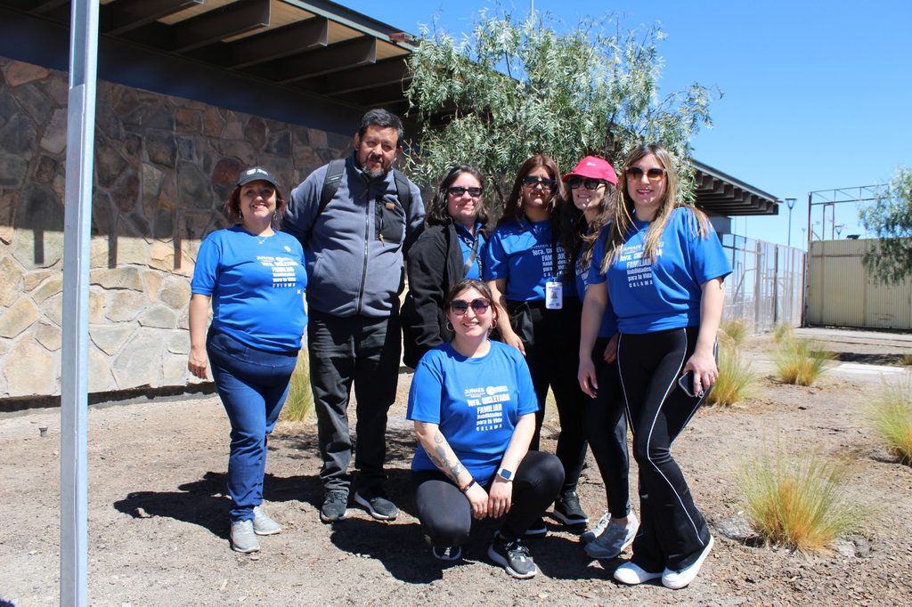 MÁS DE 100 PERSONAS PARTICIPAN EN LA PRIMERA CICLETADA FAMILIAR DE CALAMA PARA PROMOVER LA VIDA SALUDABLE Estudiantes y familias participando en una cicletada recreativa en el Parque Urbano Oasis de Calama