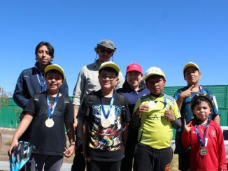 Estudiantes y familias participando en una cicletada recreativa en el Parque Urbano Oasis de Calama