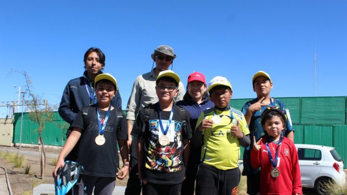 Estudiantes y familias participando en una cicletada recreativa en el Parque Urbano Oasis de Calama