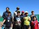 Estudiantes y familias participando en una cicletada recreativa en el Parque Urbano Oasis de Calama
