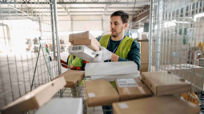 Trabajadores en sector logístico y retail durante la temporada de Fiestas Patrias en Chile