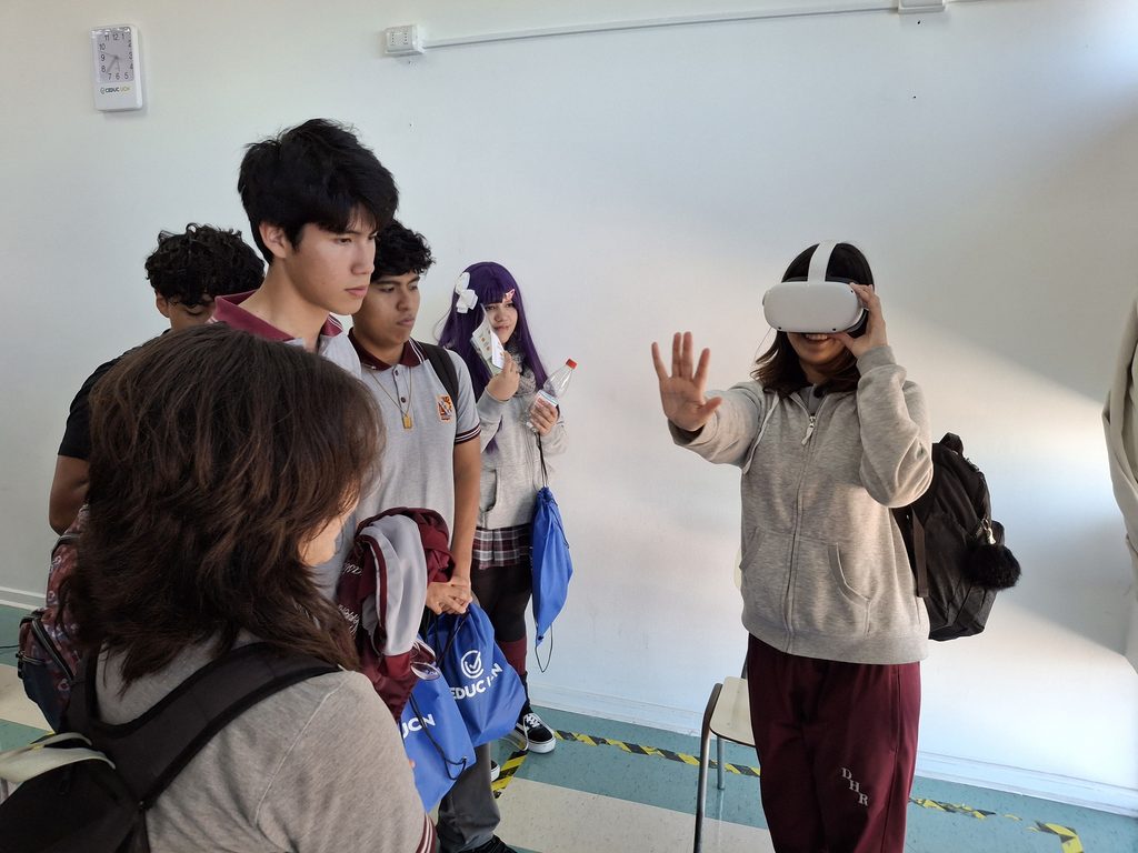 Estudiantes recorriendo las instalaciones y laboratorios de la Expo CEDUC UCN 2026 en Antofagasta