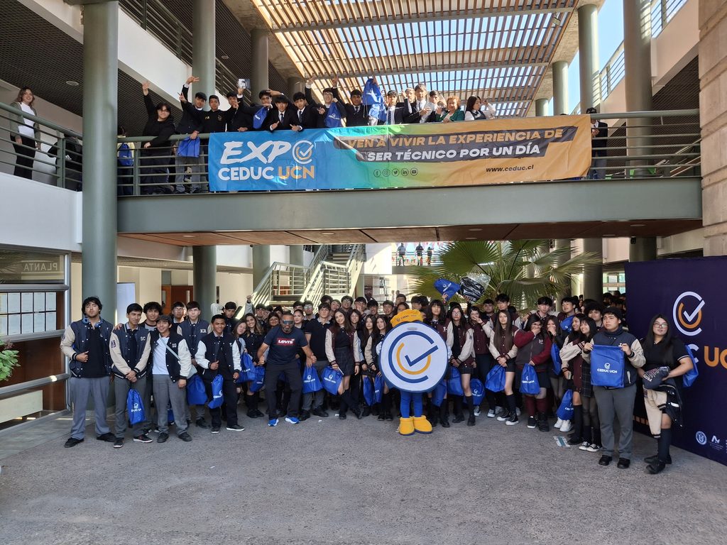 Estudiantes recorriendo las instalaciones y laboratorios de la Expo CEDUC UCN 2026 en Antofagasta