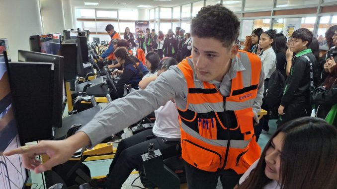 Estudiantes recorriendo las instalaciones y laboratorios de la Expo CEDUC UCN 2026 en Antofagasta