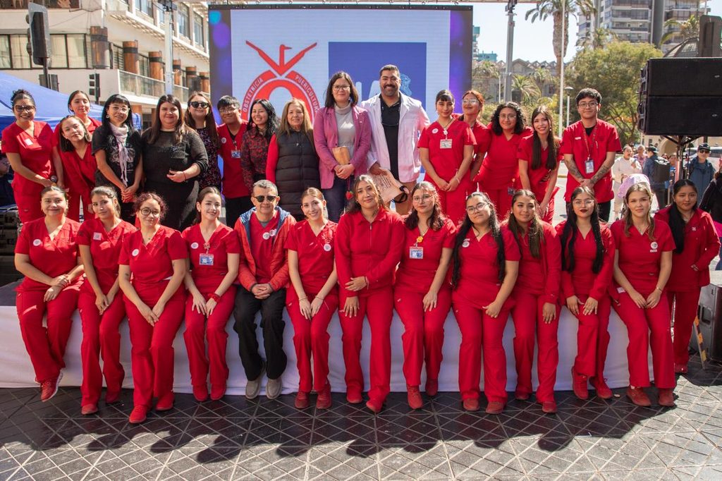 Estudiantes de obstetricia de la Universidad de Antofagasta atendiendo a la comunidad en una feria de salud preventiva.