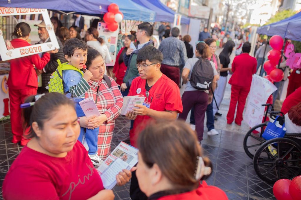 Estudiantes de obstetricia de la Universidad de Antofagasta atendiendo a la comunidad en una feria de salud preventiva.