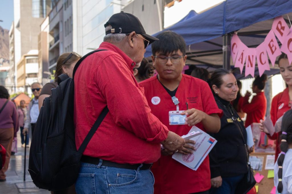 Estudiantes de obstetricia de la Universidad de Antofagasta atendiendo a la comunidad en una feria de salud preventiva.