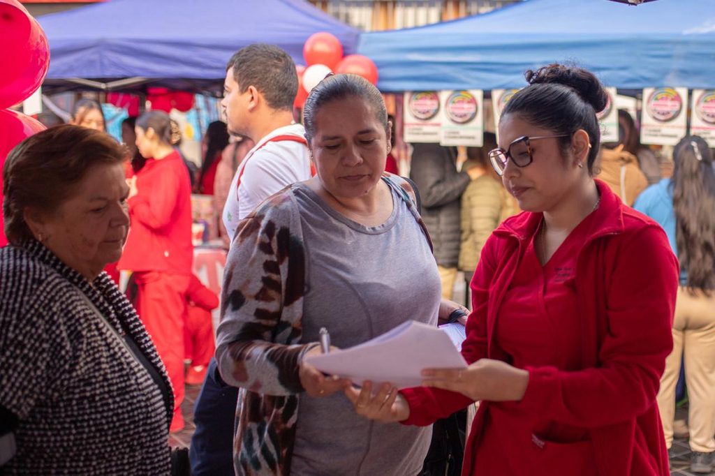 Estudiantes de obstetricia de la Universidad de Antofagasta atendiendo a la comunidad en una feria de salud preventiva.