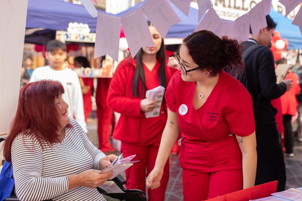 Estudiantes de obstetricia de la Universidad de Antofagasta atendiendo a la comunidad en una feria de salud preventiva.