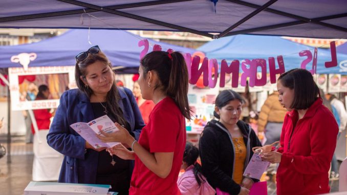 Estudiantes de obstetricia de la Universidad de Antofagasta atendiendo a la comunidad en una feria de salud preventiva.