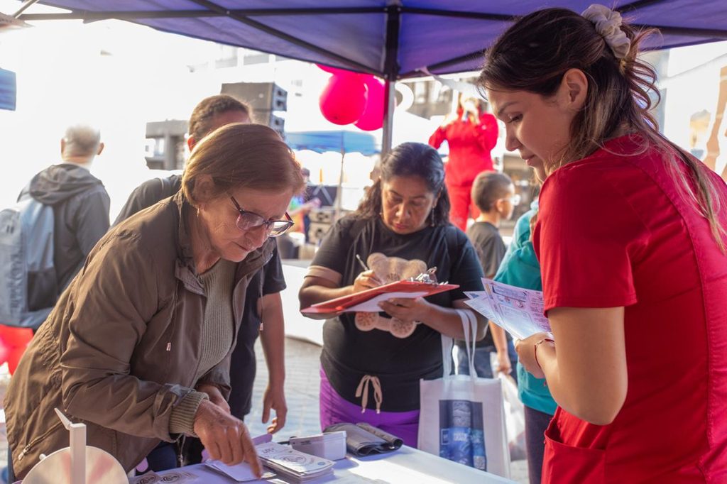 Estudiantes de obstetricia de la Universidad de Antofagasta atendiendo a la comunidad en una feria de salud preventiva.