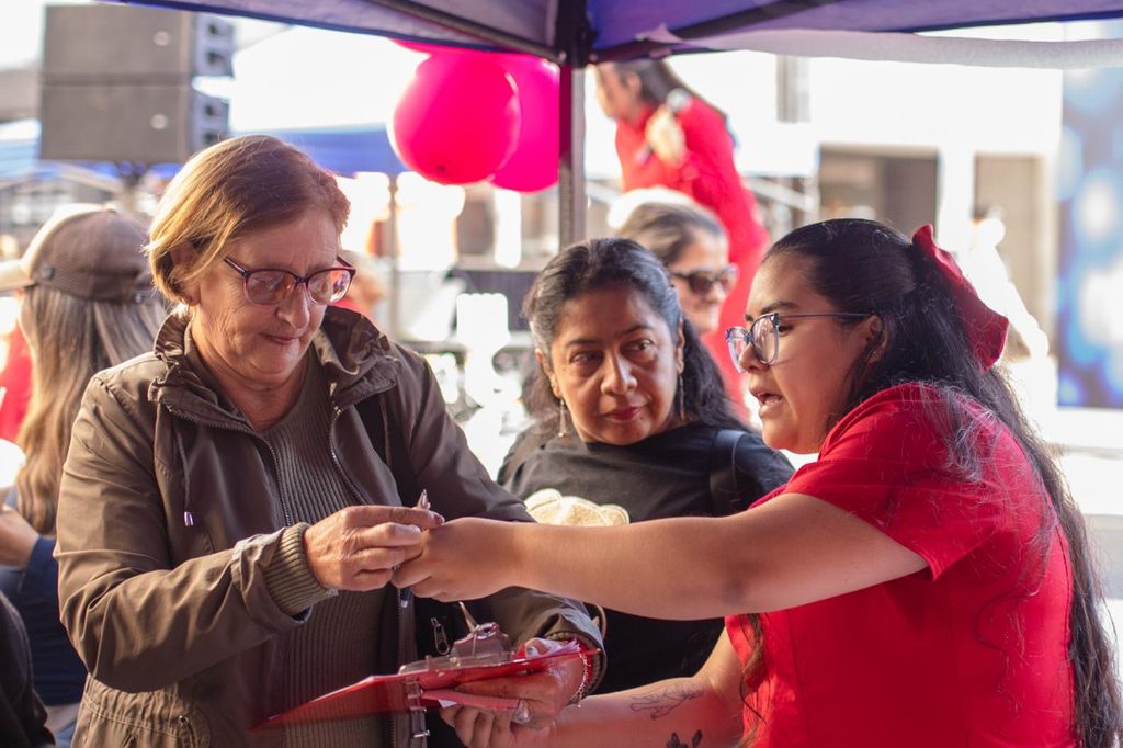 Estudiantes de obstetricia de la Universidad de Antofagasta atendiendo a la comunidad en una feria de salud preventiva.