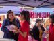 Estudiantes de obstetricia de la Universidad de Antofagasta atendiendo a la comunidad en una feria de salud preventiva.