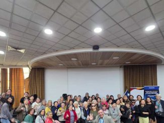 Grupo de personas mayores participando activamente en un taller informativo sobre derechos humanos en Antofagasta.