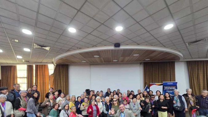 Grupo de personas mayores participando activamente en un taller informativo sobre derechos humanos en Antofagasta.