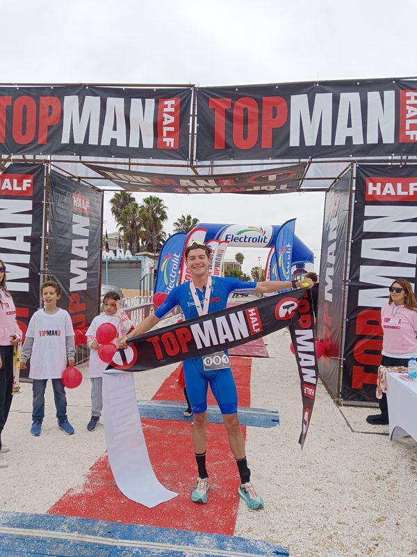 MEJILLONES DEBUTA COMO SEDE DEL TRIATLÓN TOPMAN CON LA PRESENCIA DE LA CAMPEONA MACARENA SALAZAR La triatleta chilena Macarena Salazar compitiendo en una prueba de triatlón profesional
