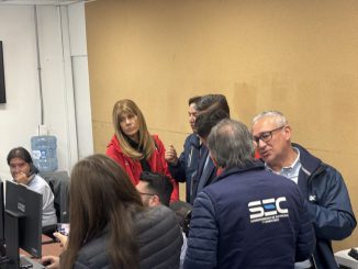 La Ministra de Energía junto a autoridades visitando a un paciente electrodependiente y supervisando equipos de CGE en Antofagasta.