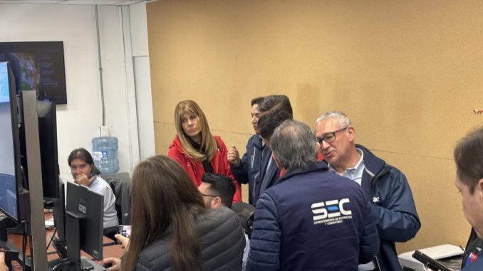 La Ministra de Energía junto a autoridades visitando a un paciente electrodependiente y supervisando equipos de CGE en Antofagasta.