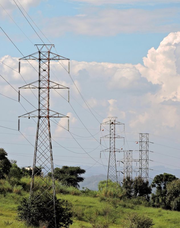 MINISTRA RINCÓN Y LÍDERES ENERGÉTICOS URGEN MODERNIZAR LA RED ELÉCTRICA EN CHILE PARA EVITAR CUELLOS DE BOTELLA La ministra Ximena Rincón junto a líderes del sector eléctrico discuten sobre la modernización de la red y la transición energética en Chile.