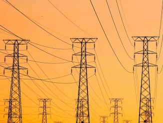 La ministra Ximena Rincón junto a líderes del sector eléctrico discuten sobre la modernización de la red y la transición energética en Chile.