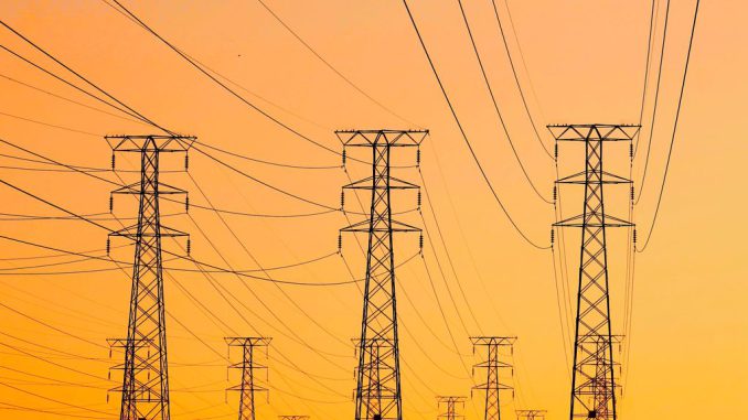 La ministra Ximena Rincón junto a líderes del sector eléctrico discuten sobre la modernización de la red y la transición energética en Chile.