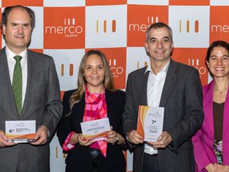 Colaboradores de Nestlé Chile en sus oficinas celebrando el reconocimiento de Merco Talento 2026