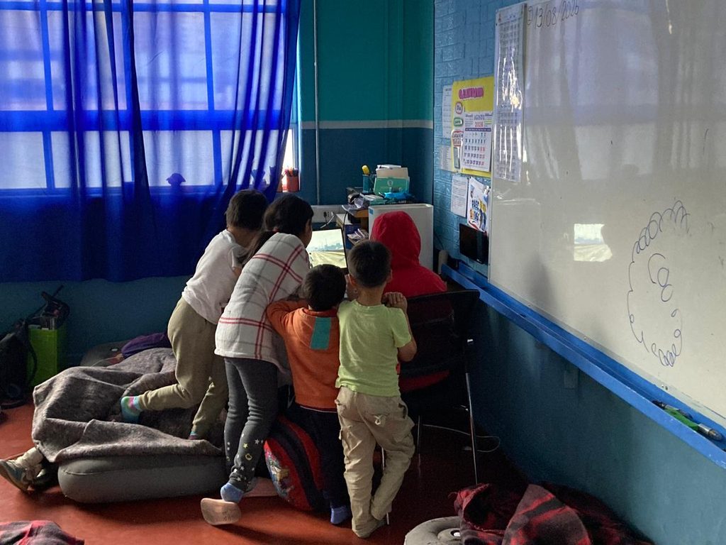 Entrega de kits lúdicos y mochilas de Chile Crece Más a niños en un albergue municipal de Antofagasta tras las lluvias