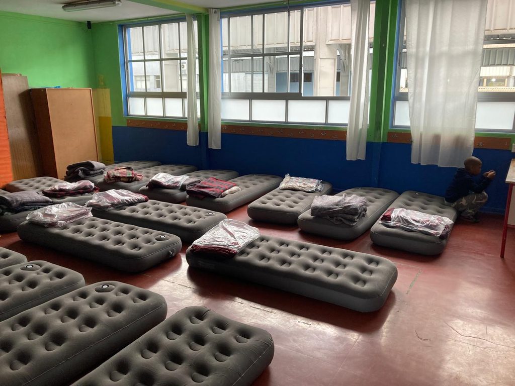 Entrega de kits lúdicos y mochilas de Chile Crece Más a niños en un albergue municipal de Antofagasta tras las lluvias