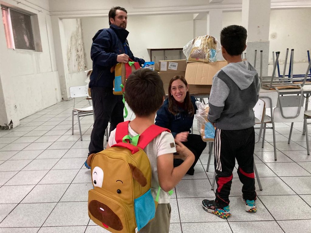 Entrega de kits lúdicos y mochilas de Chile Crece Más a niños en un albergue municipal de Antofagasta tras las lluvias