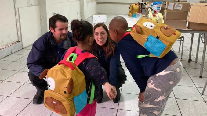 Entrega de kits lúdicos y mochilas de Chile Crece Más a niños en un albergue municipal de Antofagasta tras las lluvias