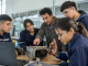 Joven profesional en entorno laboral recibiendo capacitación técnica