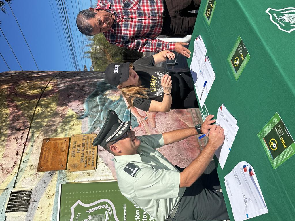 Vecinos y autoridades celebran la firma de convenio entre la Población Matta y Gendarmería en Antofagasta