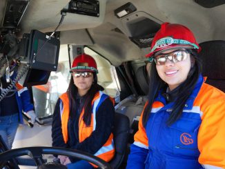 Estudiantes del Colegio Don Bosco realizando una visita guiada en las instalaciones de Minera El Abra