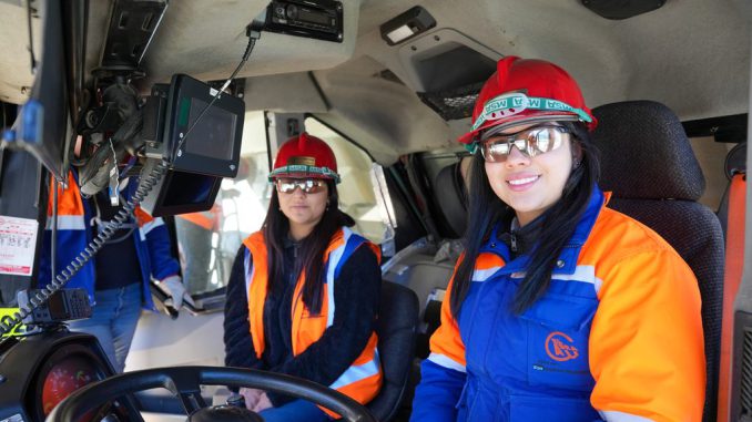 Estudiantes del Colegio Don Bosco realizando una visita guiada en las instalaciones de Minera El Abra