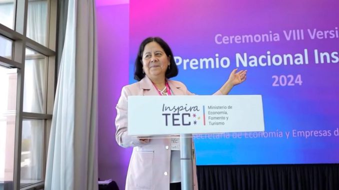 Mujeres emprendedoras en áreas de ciencia y tecnología participando en el Premio InspiraTEC