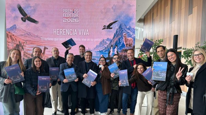 Lanzamiento oficial de los Premios Fedetur 2026 en Sky Costanera con representantes de la industria turística chilena.