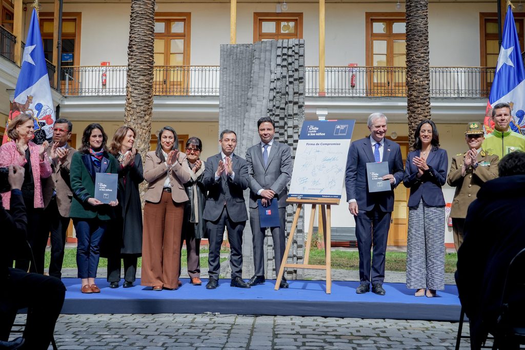 PRESIDENTE KAST Y MINISTRA WULF PRESENTAN EL PLAN CHILE CUIDA A LOS NIÑOS 2026-2030 El Presidente José Antonio Kast y la ministra María Jesús Wulf durante la presentación del Plan Chile Cuida a los Niños.