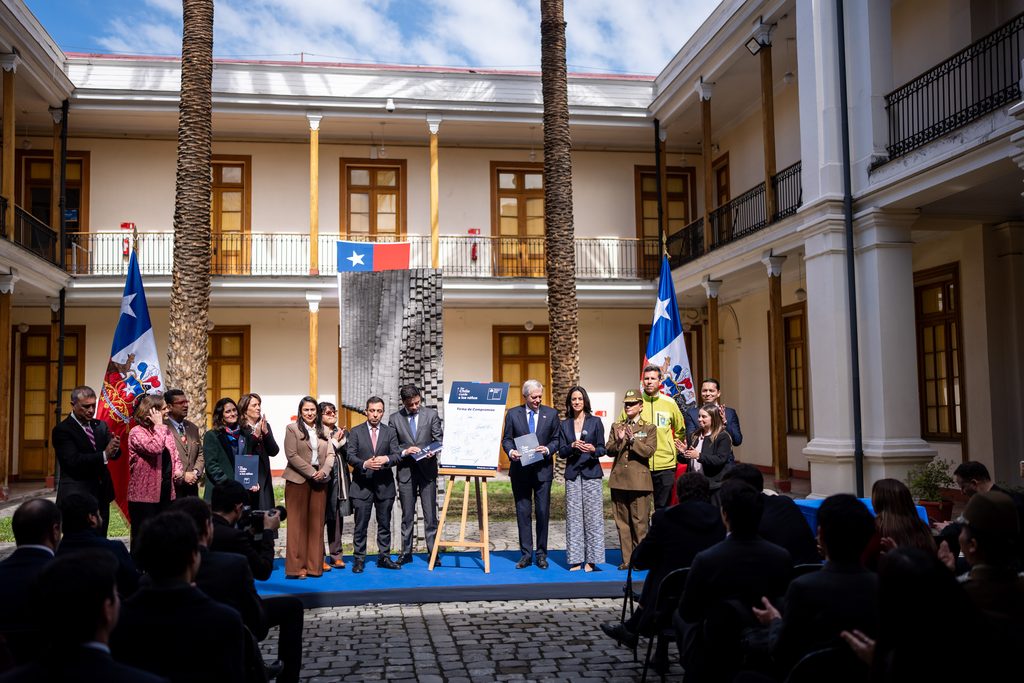 PRESIDENTE KAST Y MINISTRA WULF PRESENTAN EL PLAN CHILE CUIDA A LOS NIÑOS 2026-2030 El Presidente José Antonio Kast y la ministra María Jesús Wulf durante la presentación del Plan Chile Cuida a los Niños.