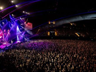 La banda argentina Rata Blanca actuando en directo ante una multitud
