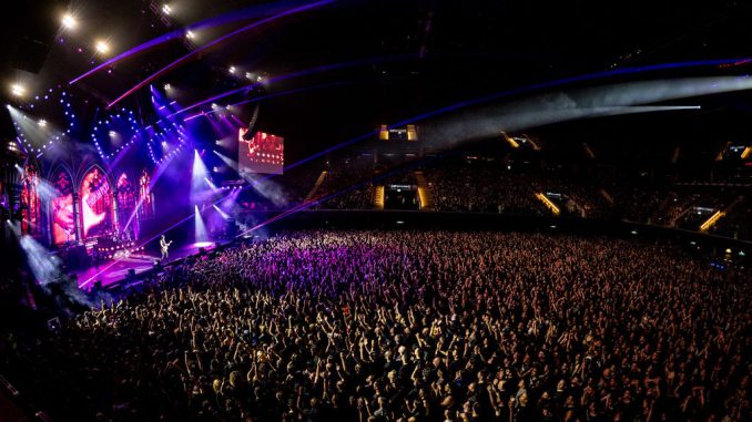 La banda argentina Rata Blanca actuando en directo ante una multitud