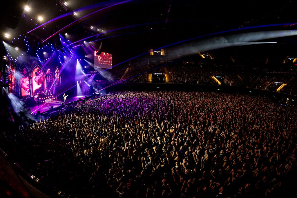 RATA BLANCA REGRESA A ANTOFAGASTA TRAS 11 AÑOS CON UN HISTÓRICO SHOW DE ROCK Banda argentina Rata Blanca en concierto en vivo ante una multitud