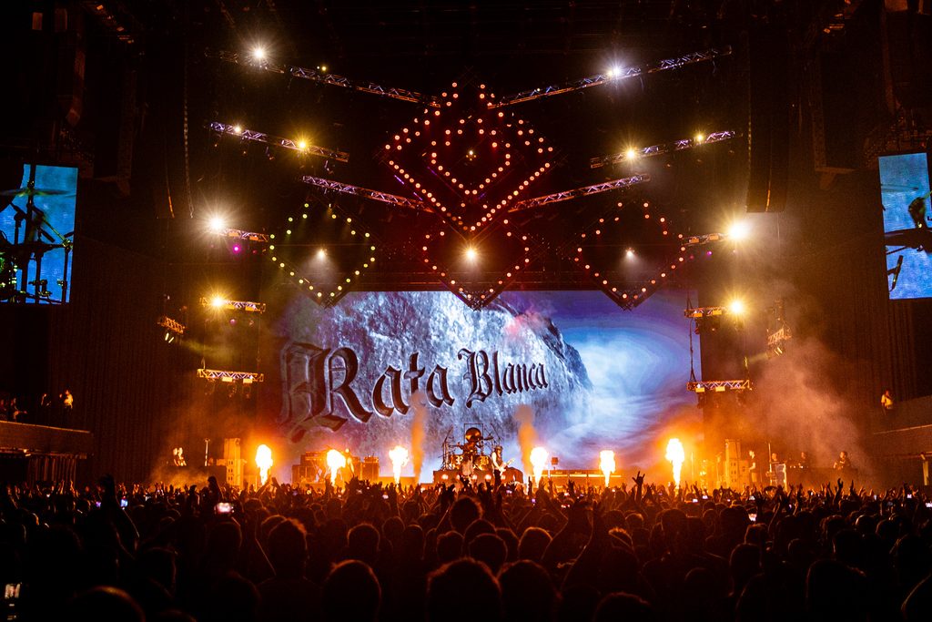 RATA BLANCA REGRESA A ANTOFAGASTA TRAS 11 AÑOS CON UN HISTÓRICO SHOW DE ROCK Banda argentina Rata Blanca en concierto en vivo ante una multitud
