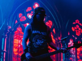 Banda argentina Rata Blanca en concierto en vivo ante una multitud